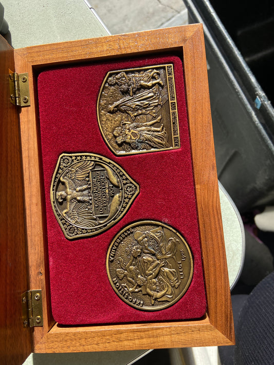 NIB Jack Daniels Commemorative Gold Medal Awards Set Of 3 Badges In Wood Case
