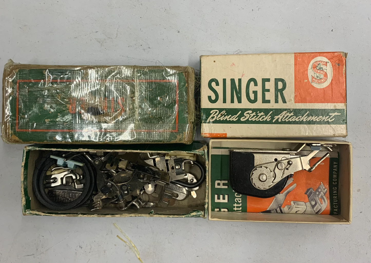 Rare Vintage Featherweight Singer Sewing Machine 221 And Accessories Serial # AJ910680