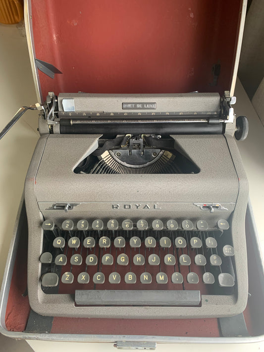 Vintage 1952 ROYAL Quiet De Lux Typewriter with case